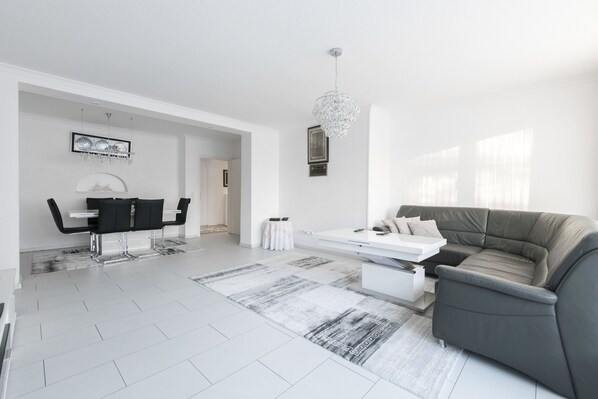 TV - Private Apartment Sickenberghof (Hannover)