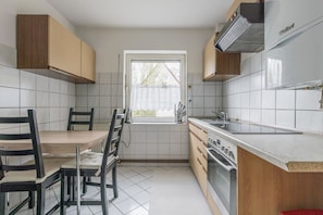 Kühlschrank, Mikrowelle, Herdplatte, Wasserkocher