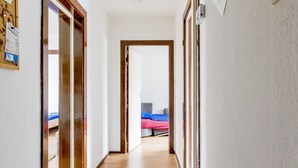 Unclassified image, 4 of 13, button - Private Apartment Giesener Straße (Hannover)