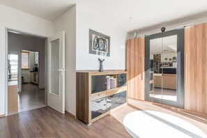 Apartment, 1 Bedroom | Ruang tamu | TV