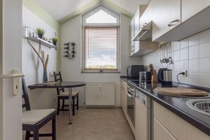 Kühlschrank, Mikrowelle, Herdplatte, Wasserkocher