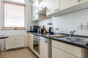 Kühlschrank, Mikrowelle, Herdplatte, Wasserkocher