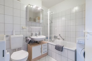 Bathroom - Private Apartment Pattenser Straße (Laatzen)