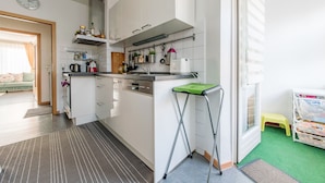 Fridge, microwave, stovetop, electric kettle - Private Apartment Friedrich-Ebert-Straße (Hannover)
