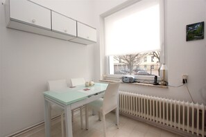 Hűtőszekrény, főzőlap és elektromos vízforraló