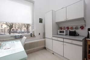 Kühlschrank, Herdplatte, Wasserkocher, Kochgeschirr/Geschirr/Besteck