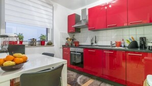 Frigorífico, microondas, horno y placa de cocina