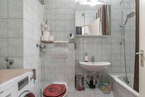 Baignoire, séchoir à cheveux, serviettes fournies, savon