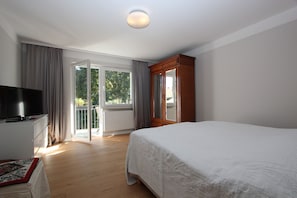 2 bedrooms, iron/ironing board, free WiFi, bed sheets