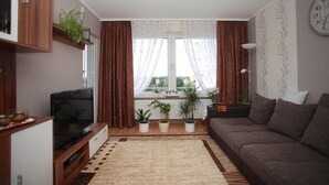 Apartamento, 2 quartos | Área de estar | TV
