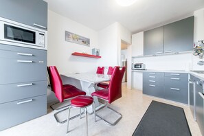 Kühlschrank, Mikrowelle, Herdplatte, Wasserkocher