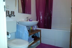 Baignoire, sèche-cheveux, serviettes fournies, savon