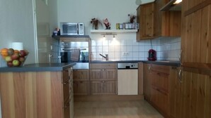 Fridge, microwave, oven, stovetop - Private Apartment Max-Planck-Straße (Laatzen)