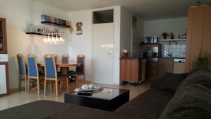 TV - Private Apartment Max-Planck-Straße (Laatzen)