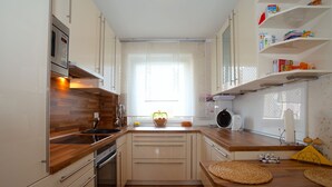 Réfrigérateur, micro-ondes, plaque de cuisson, bouilloire électrique