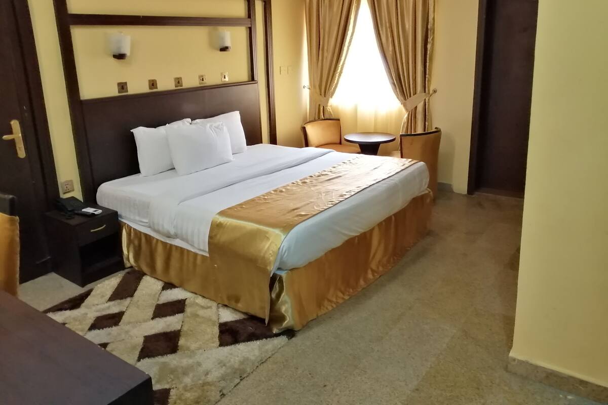 Standard Single Room | In-room safe, laptop workspace