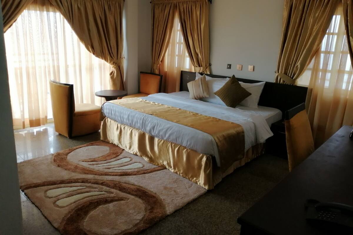 Deluxe Studio | In-room safe, laptop workspace