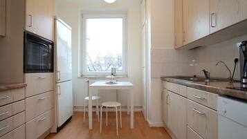 Fridge, microwave, stovetop, electric kettle