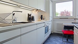Réfrigérateur, micro-ondes, plaque de cuisson, bouilloire électrique