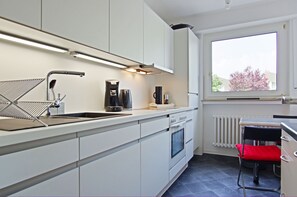 Fridge, microwave, stovetop, electric kettle - Private Apartment Moulineauxplatz (Hemmingen)