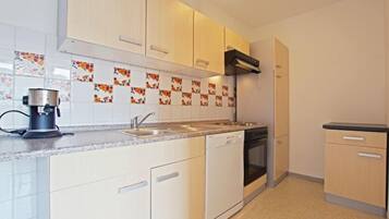 Lemari es, microwave, kompor, dan ketel listrik