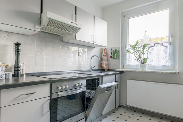 Kühlschrank, Mikrowelle, Ofen, Herdplatte