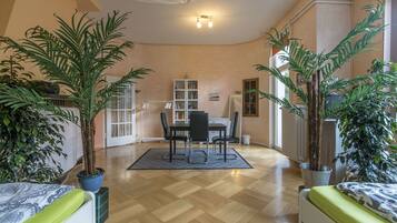 2 bedrooms, iron/ironing board, free WiFi, bed sheets