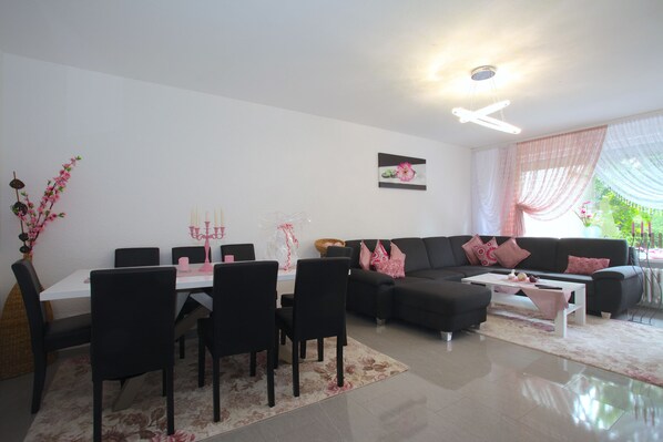 TV - Private Apartment Plauener Straße (Hannover)