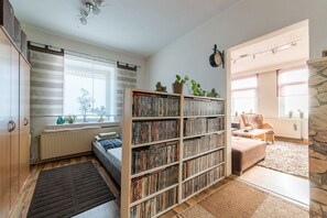 2 bedrooms, iron/ironing board, bed sheets