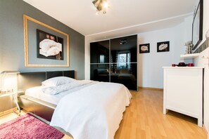 2 bedrooms, iron/ironing board, free WiFi, bed sheets