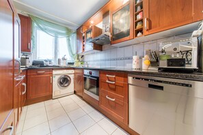 Kühlschrank, Mikrowelle, Ofen, Herdplatte