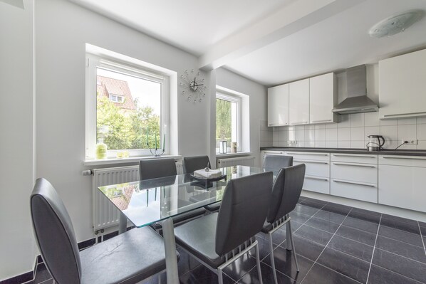 Kühlschrank, Mikrowelle, Herdplatte, Wasserkocher