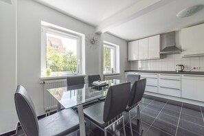 Kylskåp, mikrovågsugn, spishäll och vattenkokare