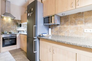 Fridge, microwave, stovetop, electric kettle - Private Apartment Eleonorenstraße (Hannover)