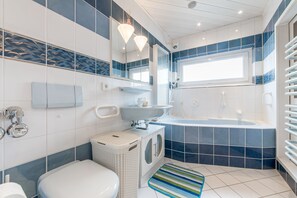 Bathtub, hair dryer, towels, soap - Private Apartment Otto-Hahn-Straße (Laatzen)