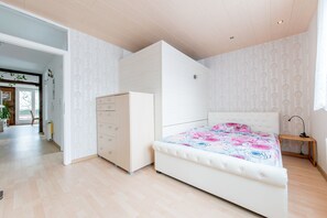 1 bedroom, laptop workspace, iron/ironing board, free WiFi - Private Apartment Otto-Hahn-Straße (Laatzen)