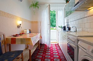Fridge, microwave, stovetop, electric kettle - Private Apartment Röblingweg (Hannover)