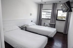 Double Room (Accesible) | Desk, free WiFi, bed sheets - Hotel Chip's Narón (Naron)