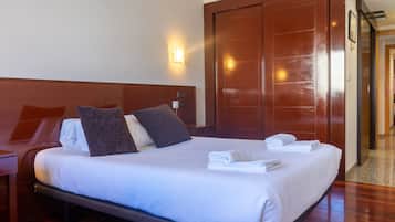 Quarto casal (Accesible) | 1 quarto, escrivaninha, Wi-Fi de cortesia, roupa de cama
