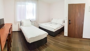 Standard Triple Room, 1 Bedroom, Ensuite, Courtyard Area - Apartment De Luna (Prague)