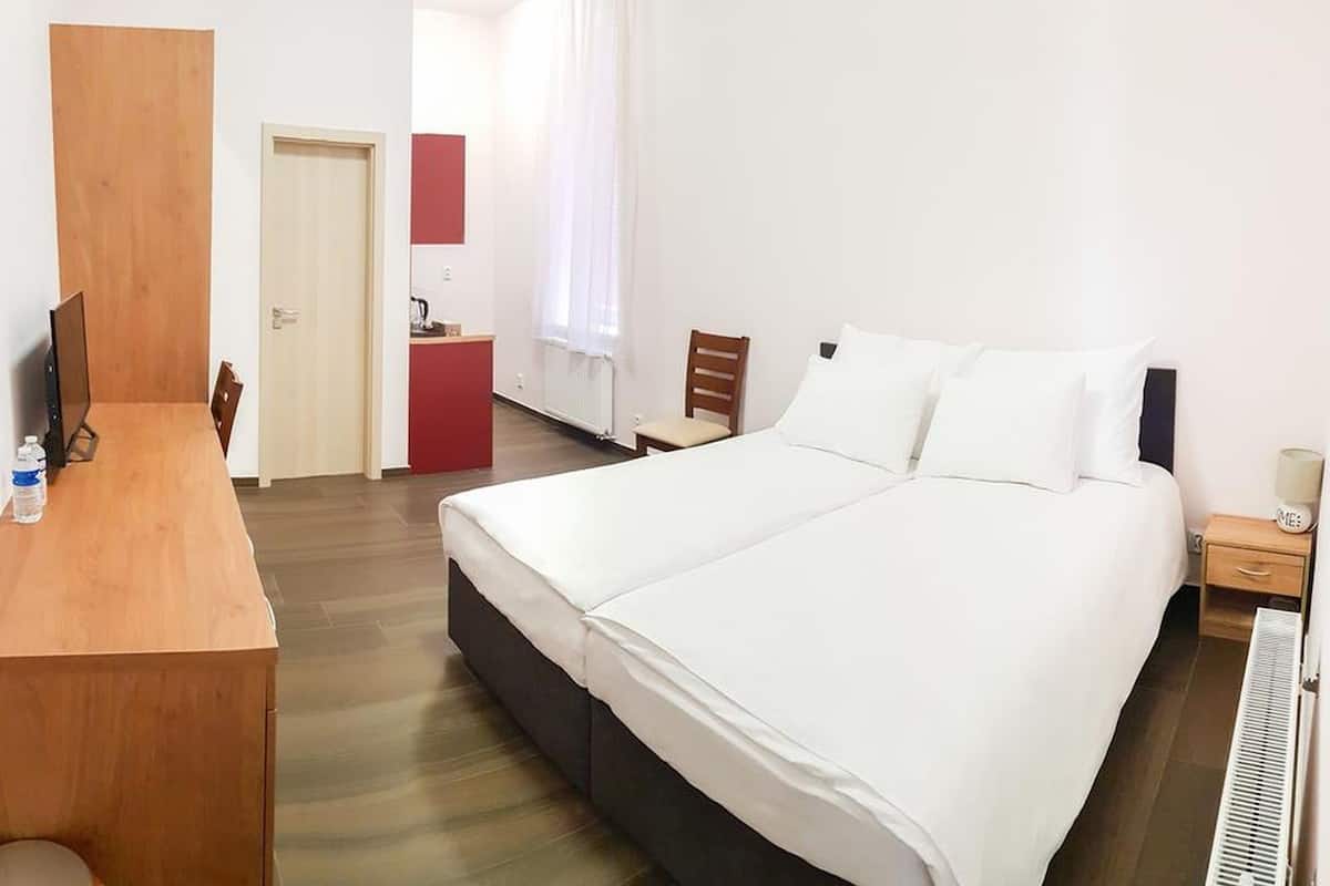 Standaard tweepersoonskamer, en-suite badkamer, uitzicht op binnenplaats | Select Comfort-bedden, een minibar, een kluis op de kamer, een bureau