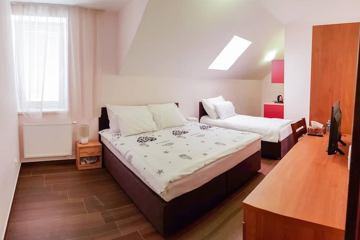 Standaard driepersoonskamer, 1 slaapkamer, en-suite badkamer, aan de binnenplaats | Select Comfort-bedden, een minibar, een kluis op de kamer, een bureau