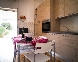 Villa, 2 Schlafzimmer, Terrasse | Eigene Küche | Großer Kühlschrank, Ofen, Herdplatte