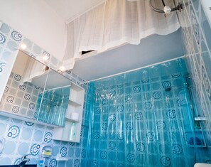 Villa, 2 habitaciones, patio | Baño | Ducha y bañera combinadas, bidé, toallas y jabón