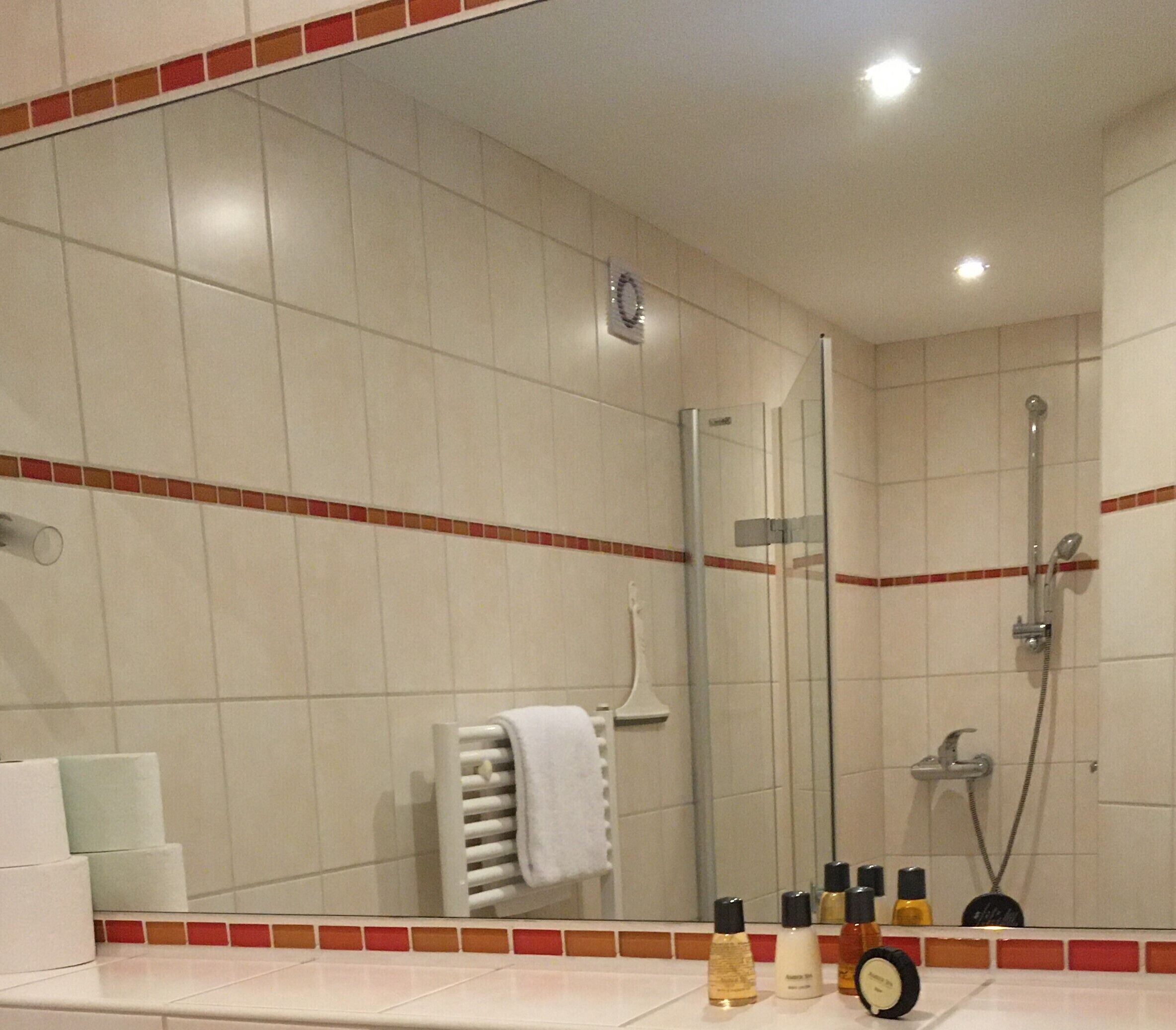 Quarto casal | Banheiro | Chuveiro, secador de cabelo, toalhas de banho, sabonete
