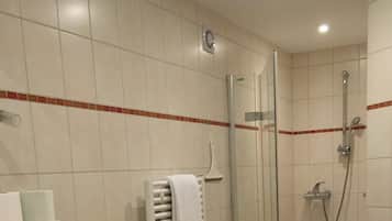 Quarto casal | Banheiro | Chuveiro, secador de cabelo, toalhas de banho, sabonete