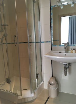 双人房 | 浴室 | 淋浴设施、吹风机、毛巾、肥皂