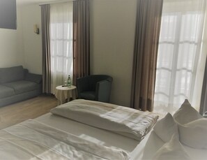 Iron/ironing board, free cots/infant beds, free WiFi, bed sheets - Landhotel Steffen (Lieser)