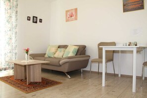 Studio, Balkon | Wohnbereich | Flachbildfernseher