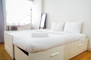 Room | 1 bedroom, desk, free WiFi, bed sheets - Modern Studio at Margonda Residence 5 (Depok)